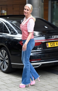 Denise Van Outen feet photo thumbnail