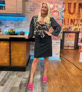 Denise Van Outen feet photo thumbnail
