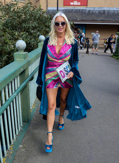 Denise Van Outen feet photo thumbnail