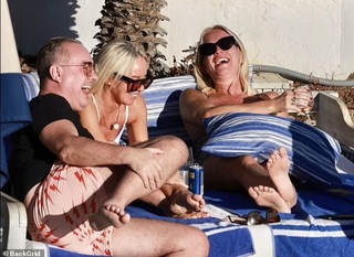 Denise Van Outen feet photo thumbnail