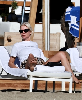Denise Van Outen feet photo thumbnail
