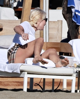 Denise Van Outen feet photo thumbnail