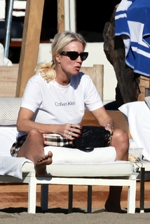 Denise Van Outen feet photo thumbnail