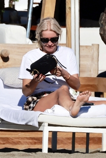 Denise Van Outen feet photo thumbnail