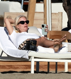 Denise Van Outen feet photo thumbnail