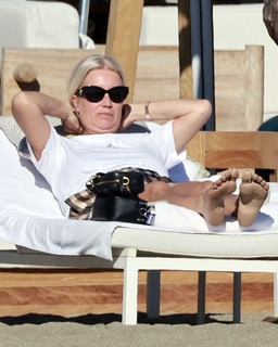 Denise Van Outen feet photo thumbnail