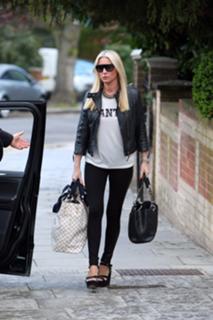 Denise Van Outen feet photo thumbnail
