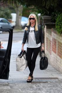 Denise Van Outen feet photo thumbnail