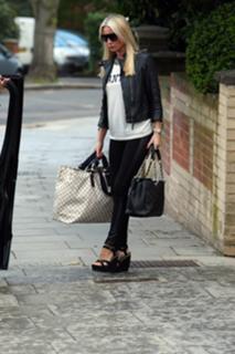 Denise Van Outen feet photo thumbnail