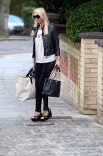 Denise Van Outen feet photo thumbnail