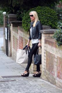 Denise Van Outen feet photo thumbnail