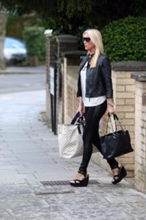 Denise Van Outen feet photo thumbnail