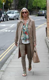 Denise Van Outen feet photo thumbnail