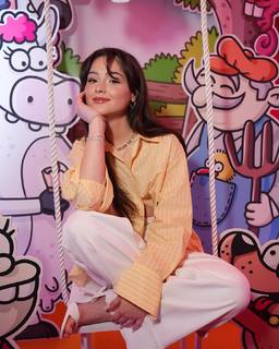 Derya Pinar Ak feet photo thumbnail