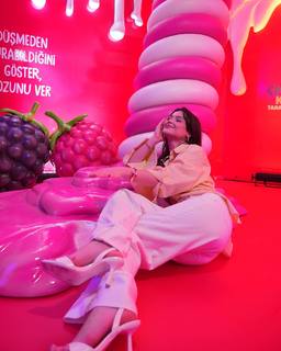 Derya Pinar Ak feet photo thumbnail