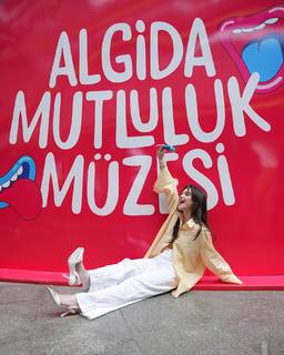 Derya Pinar Ak feet photo thumbnail