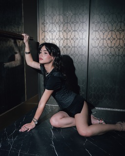 Derya Pinar Ak feet photo thumbnail