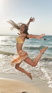 Derya Pinar Ak feet photo thumbnail