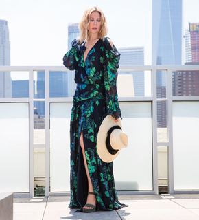 Desi Lydic feet photo thumbnail