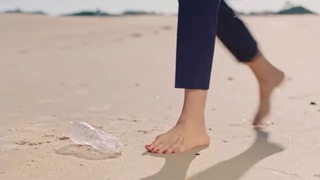 Desi Lydic feet photo thumbnail