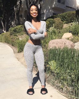 Desiree Mitchell feet photo thumbnail