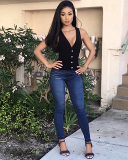 Desiree Mitchell feet photo thumbnail