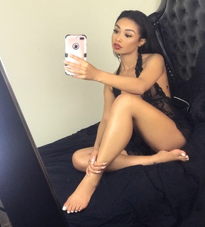 Desiree Mitchell feet photo thumbnail
