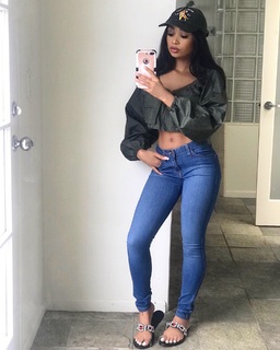 Desiree Mitchell feet photo thumbnail