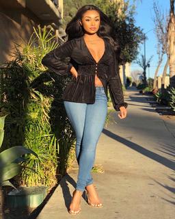 Desiree Mitchell feet photo thumbnail
