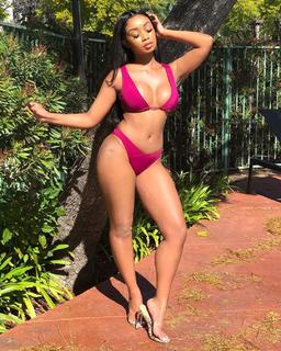 Desiree Mitchell feet photo thumbnail