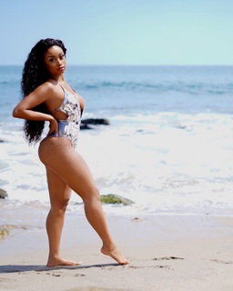 Desiree Mitchell feet photo thumbnail