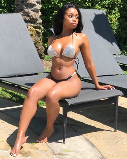 Desiree Mitchell feet photo thumbnail