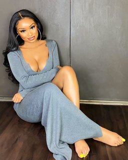 Desiree Mitchell feet photo thumbnail