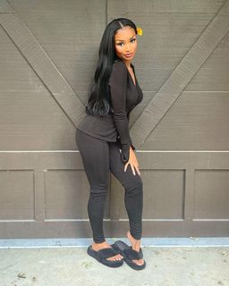Desiree Mitchell feet photo thumbnail