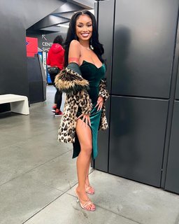 Desiree Mitchell feet photo thumbnail
