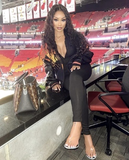 Desiree Mitchell feet photo thumbnail