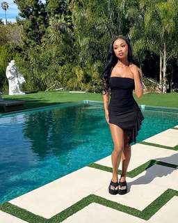 Desiree Mitchell feet photo thumbnail