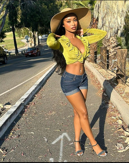 Desiree Mitchell feet photo thumbnail