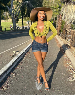 Desiree Mitchell feet photo thumbnail