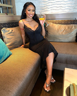 Desiree Mitchell feet photo thumbnail