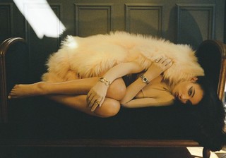 Deva Cassel feet photo thumbnail