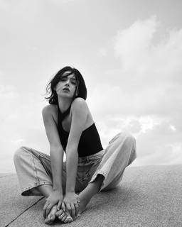 Deva Cassel feet photo thumbnail