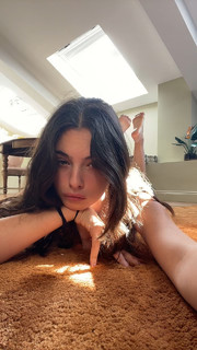 Deva Cassel feet photo thumbnail