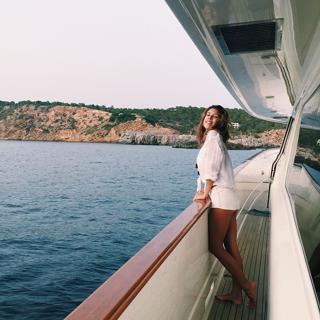 Devin Brugman feet photo thumbnail