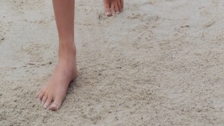 Devon Aoki feet photo thumbnail
