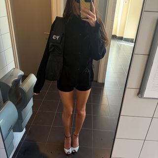 Devon Lee Carlson feet photo thumbnail