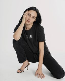 Devon Lee Carlson feet photo thumbnail