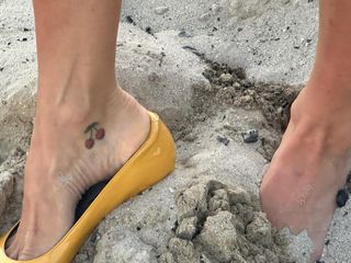 Devon Lee Carlson feet photo thumbnail