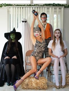 Devon Lee Carlson feet photo thumbnail