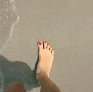 Devon Windsor feet photo thumbnail